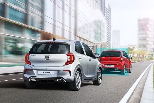 A picture of the Kia Picanto with another picanto on a city raod