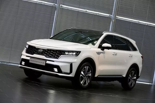 A picture of the 2020 Kia Sorento in a hyper-modern looking facility