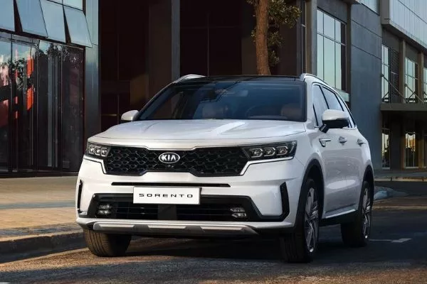 A picture of the front of the 2020 Kia Sorento in the city.