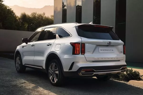 A picture of the rear of the new 2020 Kia Sorento while parked