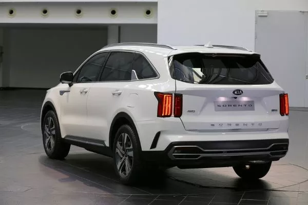 A picture of the 2020 Kia Sorento from the rear