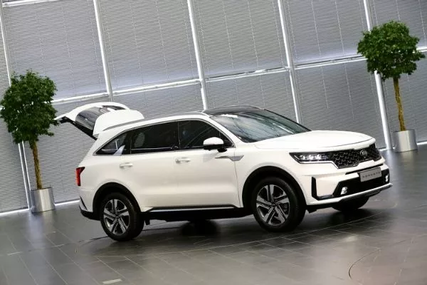 A picture of the 2020 Kia Sorento with its trunk open