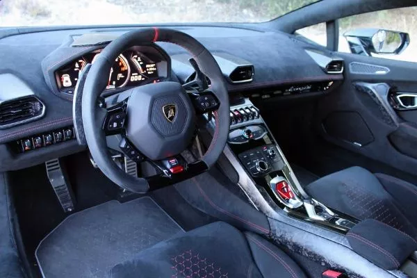 Huracan Performante's interior