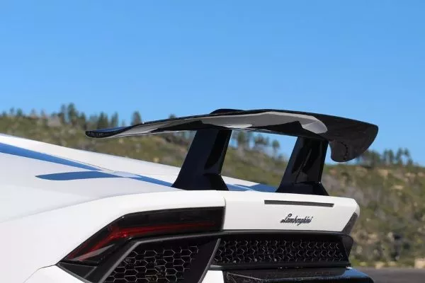 Lamborghini Huracan Performante's rear wing