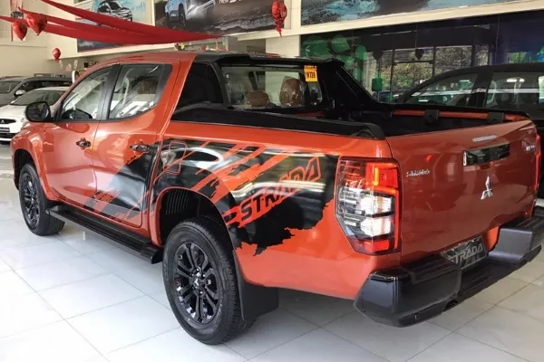 Black decals on the side of 2020 Strada Athlete