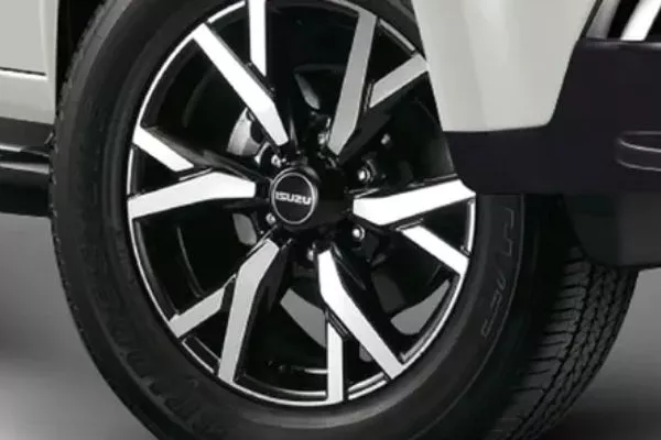 The new, two-tone grille looks slick A picture of the new two-tone grille