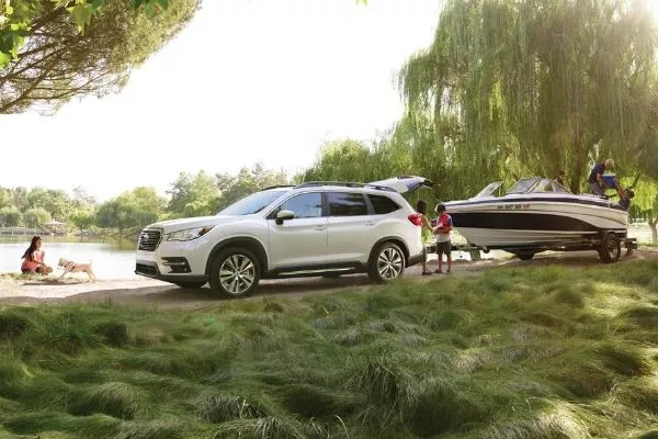 A picture of the Subaru Ascent/Evoltis towing a boat