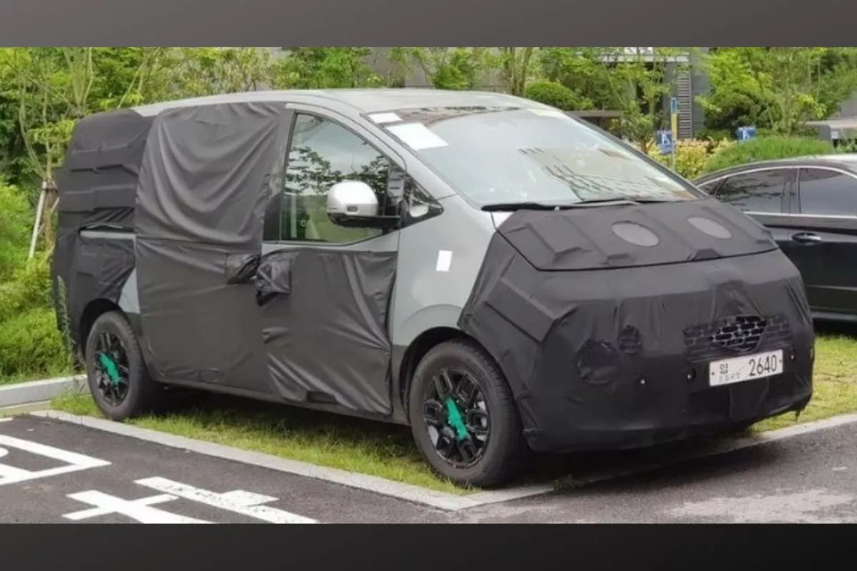A picture of the upcoming Hyundai Starex undergoing testing
