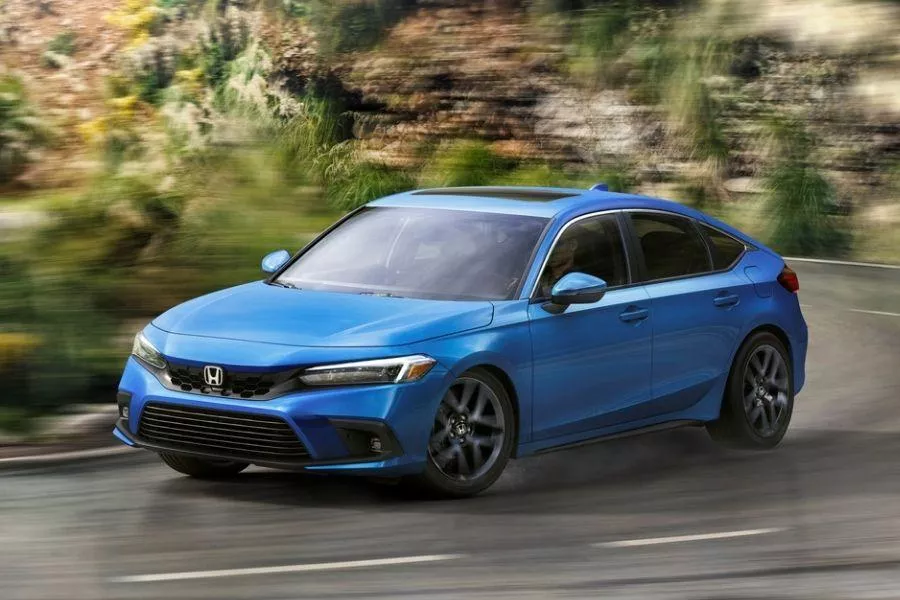 A picture of the 2022 Honda Civic hatch taking on a corner