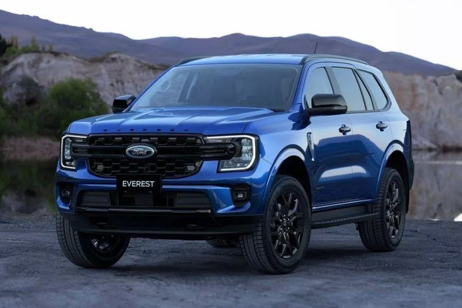 A picture of the 2022 Ford Everest parked in a mountainous, sandy area.