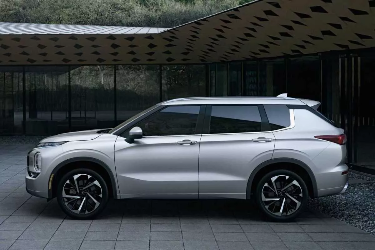 A picture of the 2021 Mitsubishi Outlander's side profile