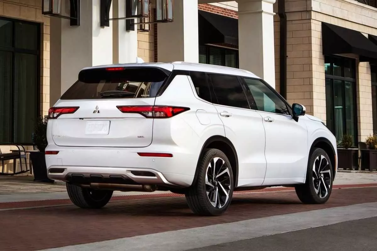 A picture of the rear of the 2021 Mitsubishi Outlander