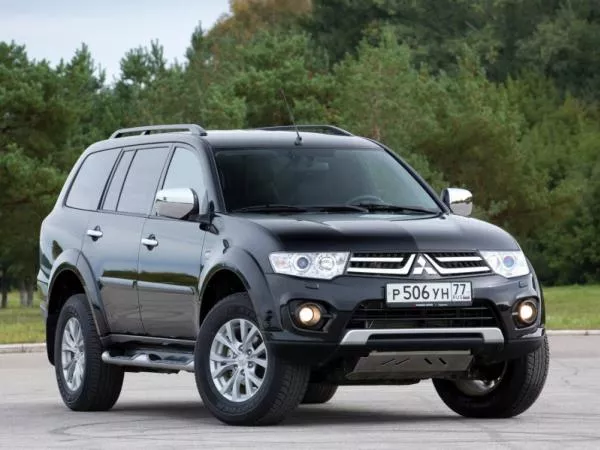 Angular front of the 2015 Mitsubishi Montero Sport