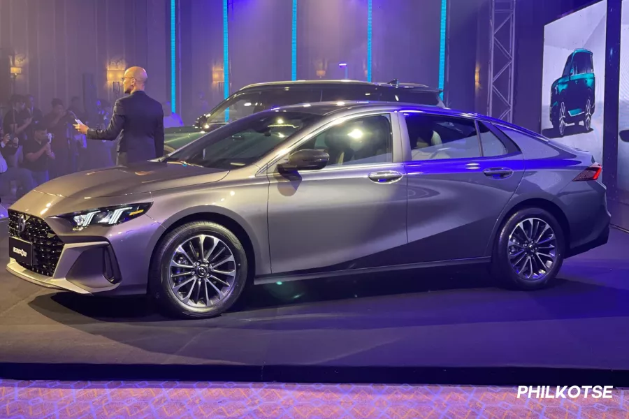 A picture of the side-front section of the Empow sedan.