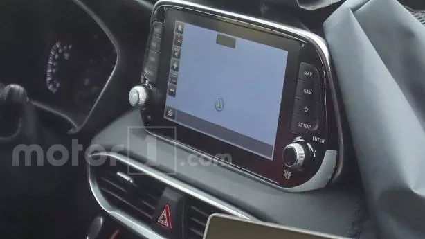 Huyndai Santa Fe 2019 infotainment screen spy shot