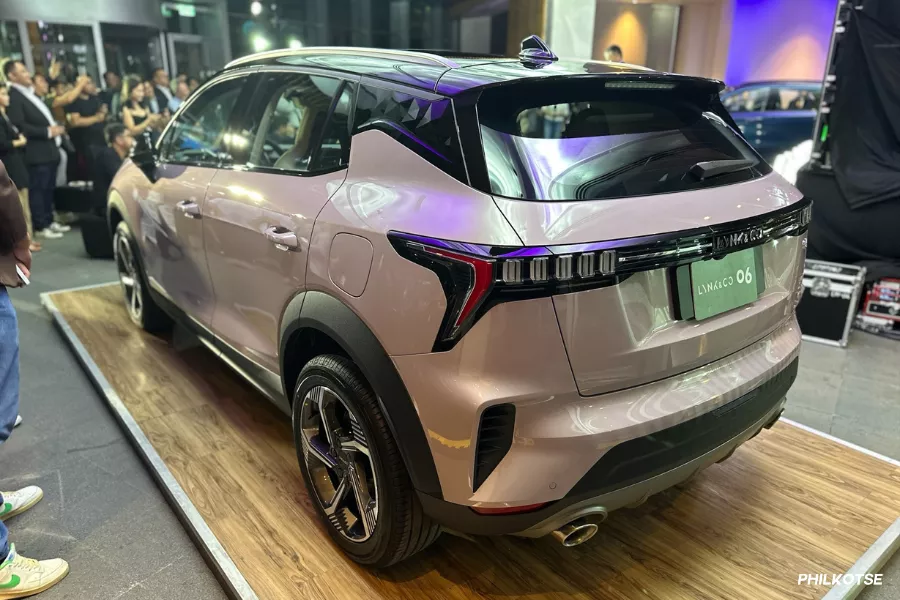 06 crossover SUV from the rear