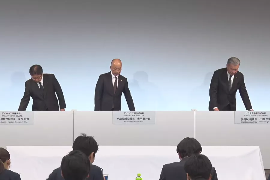 A picture of Toyota and Daihatsu executives. 