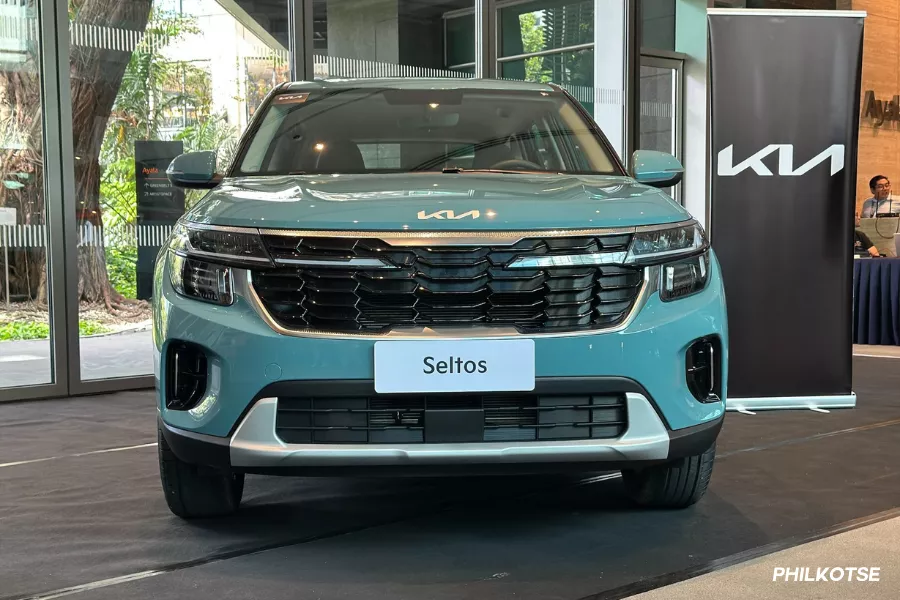 Direct front shot, refreshed Kia Seltos. 