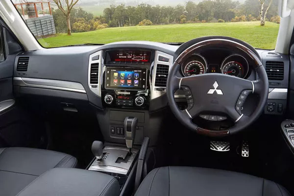Mitsubishi Pajero 2019 dashboard area