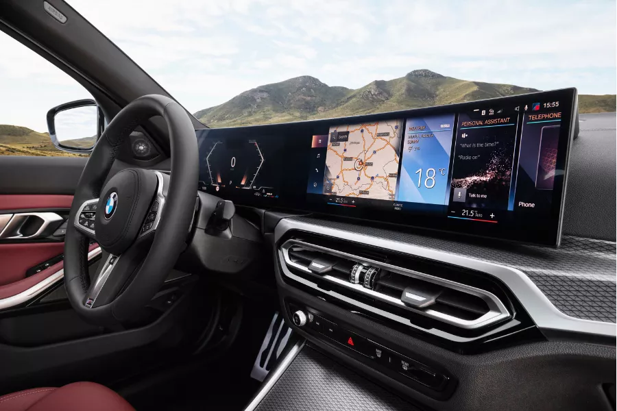 A closer look at the 3 Series's new curved display A picture of the interior of the new 3 Series.