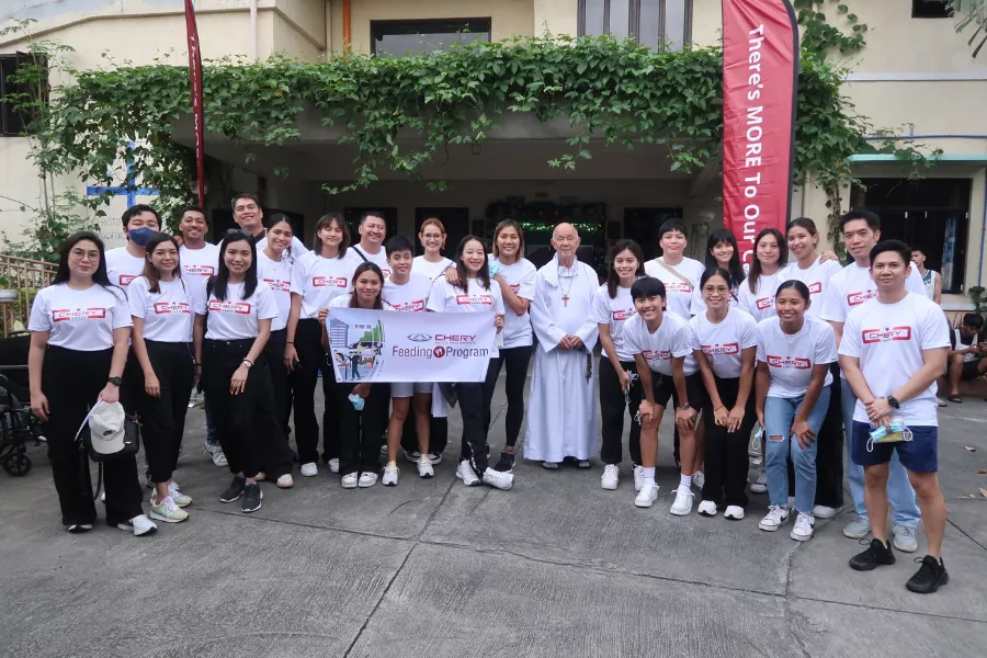 A picture of Chery Auto employees and executives with the Missionaries of the Poor 