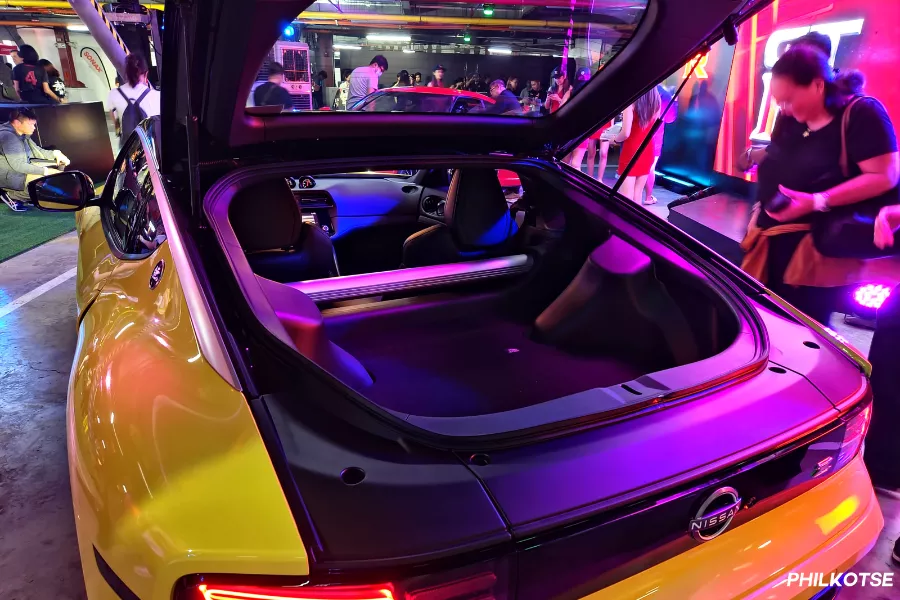 A look inside the car's trunk Z trunk