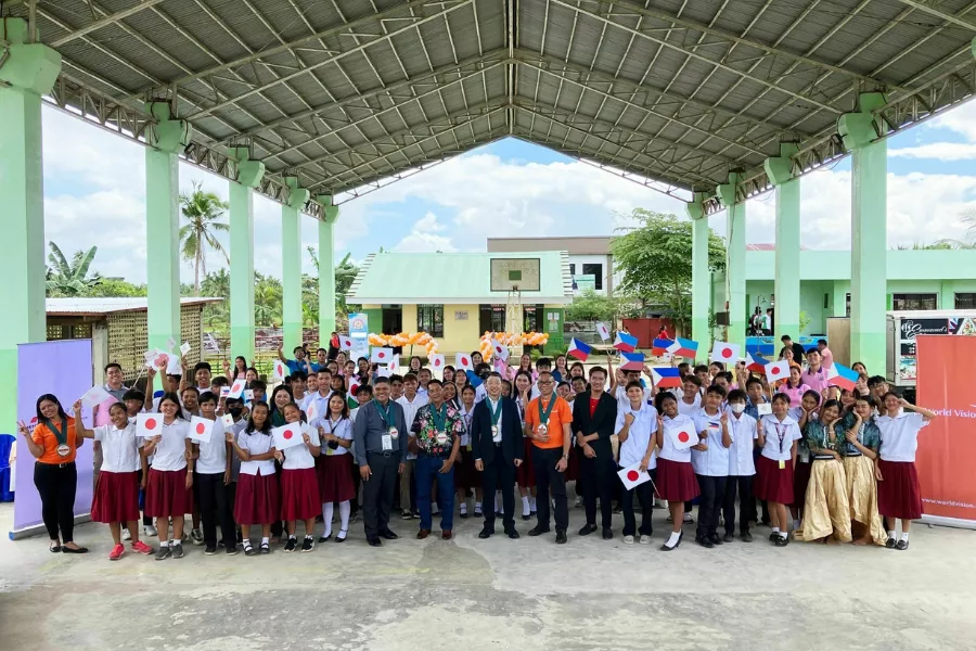 A high school in Samar recieved a new building thanks to Mitsubishi and World Vision Japan [Photo: World Vision Japan, Facebook]