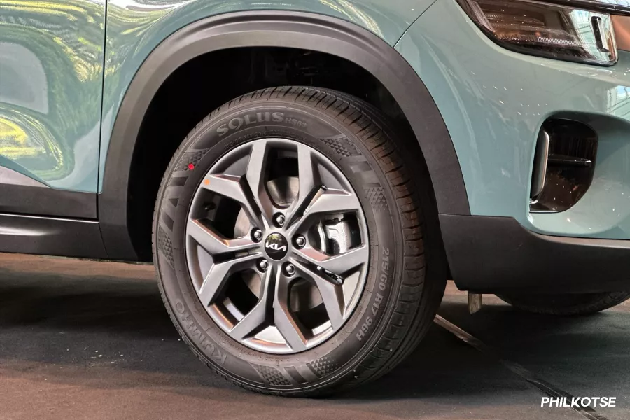 Seltos' two-tone 17-inch wheels