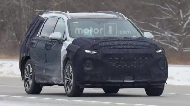 Hyundai Santa Fe 2019 angular front spy shot