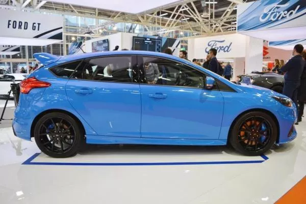 The blue Ford Focus 2018 side view