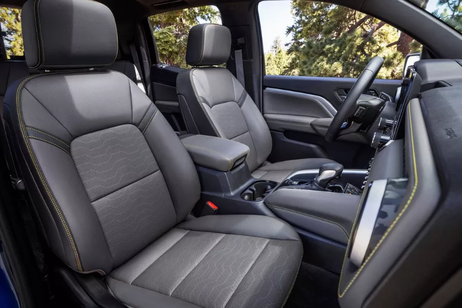 A peek inside the 2023 Colorado's cockpit A picture of the 2023 Chevy Colorado's interior