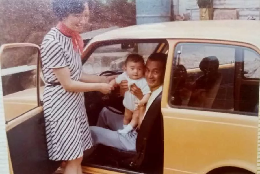 Ian with grandparents 