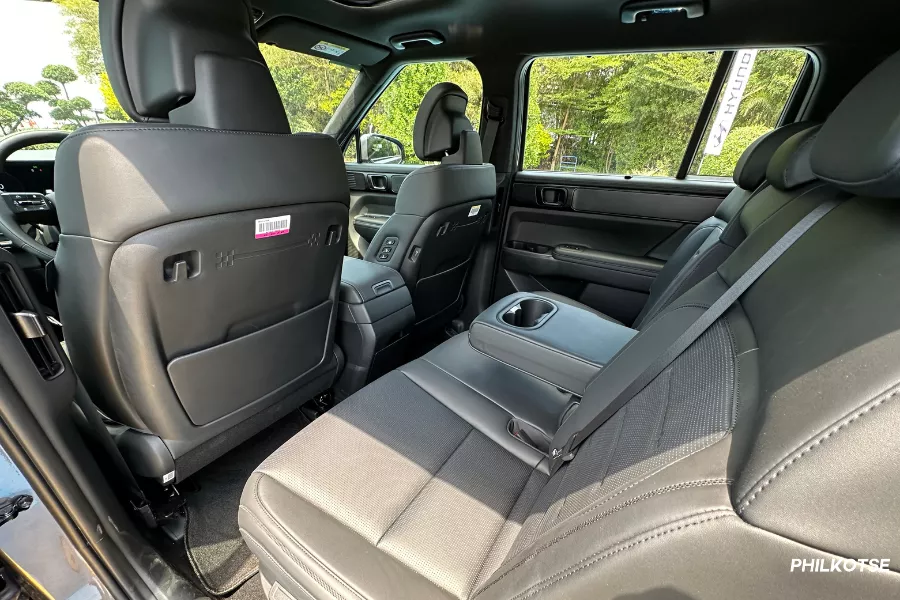 A peek inside the Santa Fe's second row 