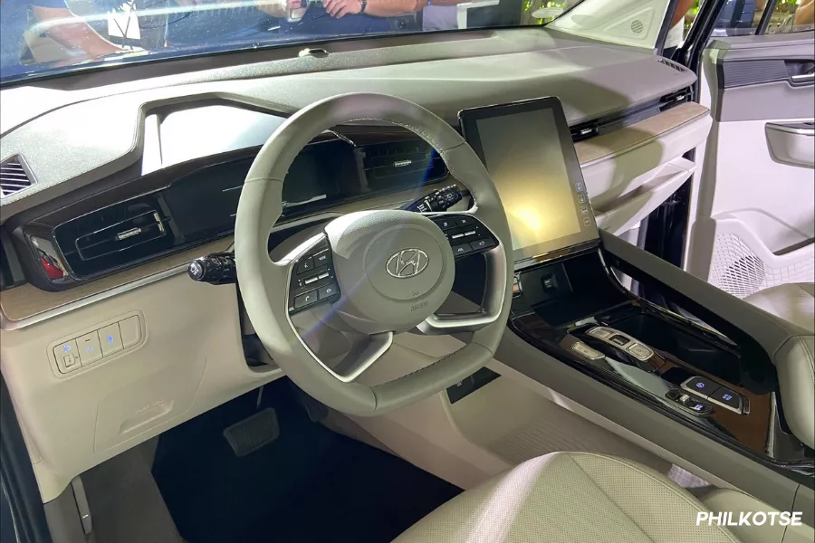 A peek inside the new Hyundai minivan Custin cockpit
