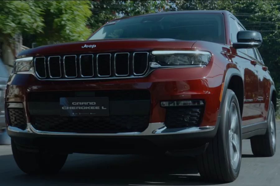 Grand Cherokee L's sole variant in the local market is the Premium 4x4 Grand Cherokee L on the road.
