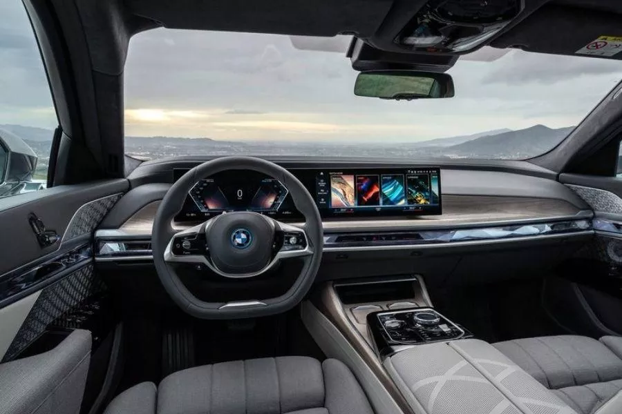 A picture of the front cabin of the BMW 7 Series