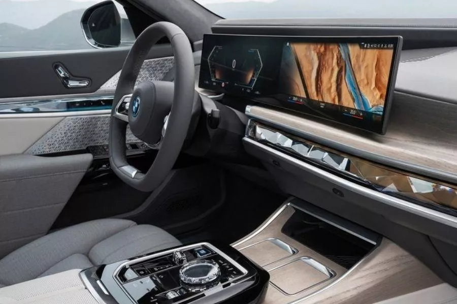 A picture of the 7 Series's from another angle.