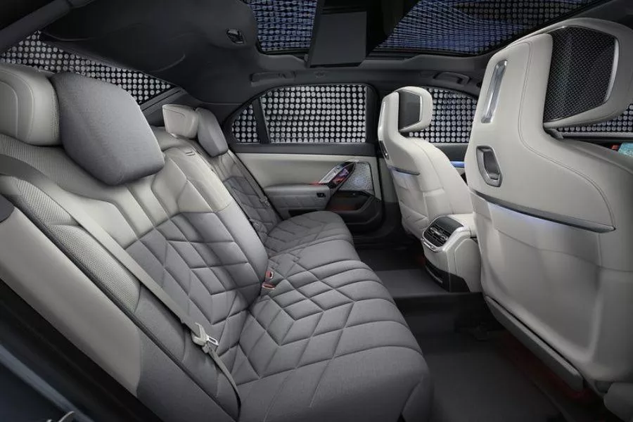 A picture of the rear seats of the new 7 Series