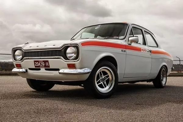 70s ford escort mexico on the road