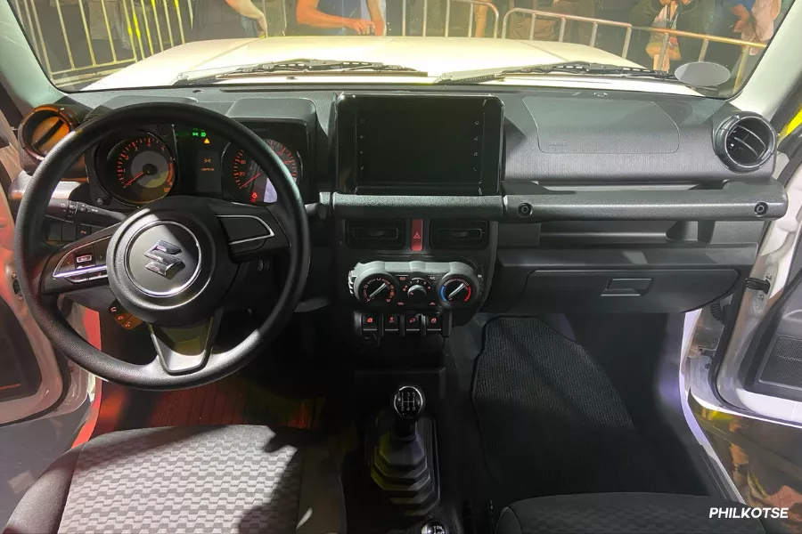 The Jimny 5-Door GL's cockpit The Jimny 5-Door GL's cockpit