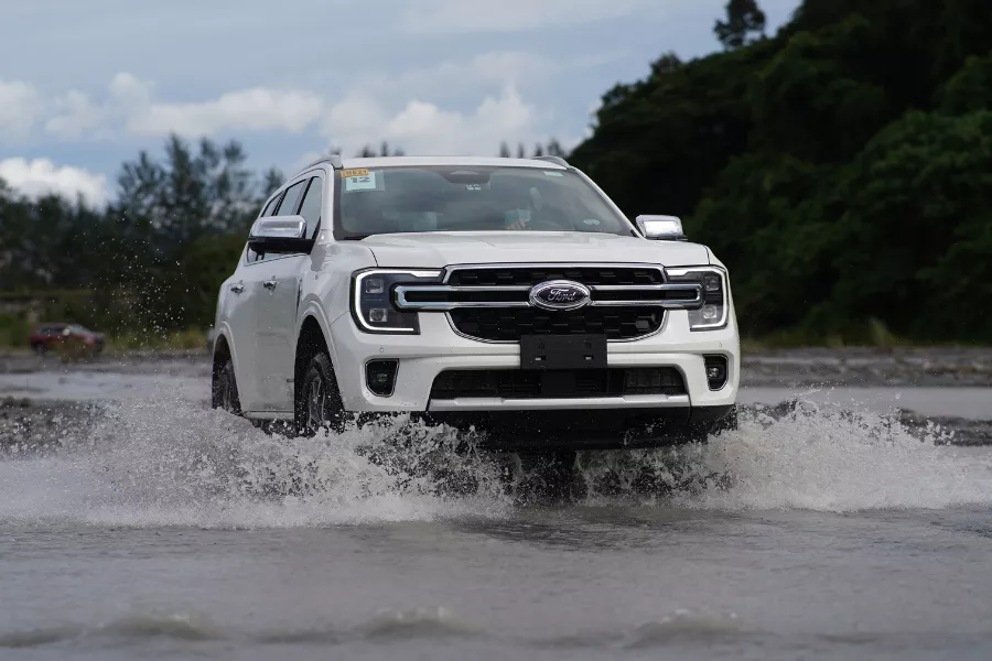 Next-gen 2023 Ford Everest river crossing