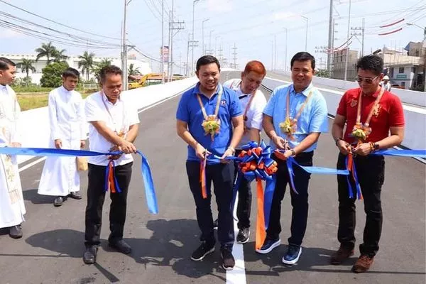 DPWH Secretary Mark Villa cutting the ribbon