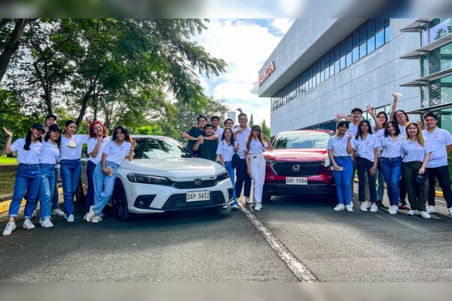 A picture of the AISEC members with the Honda HR-V and Honda Civic