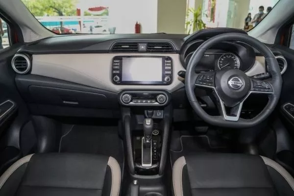 Almera cockpit 2