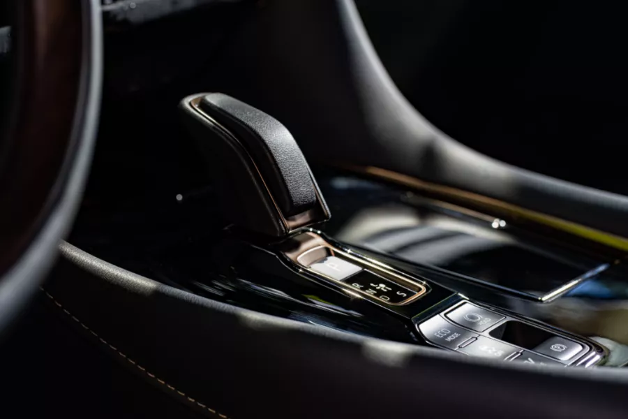 The Alphard's gear shift lever