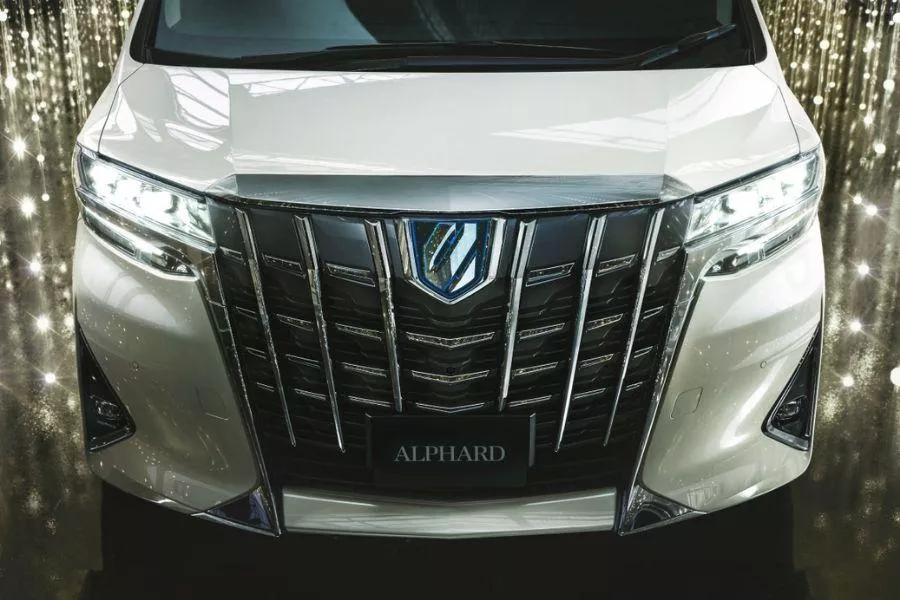 A picture of the front of the Japanese-spec Toyota Alphard Hybrid