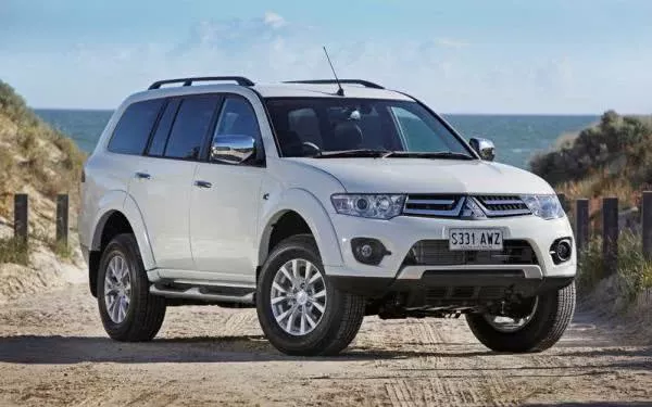 Mitsubishi Montero angular front