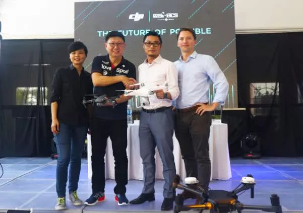 MSI-ECS representatives shaking hands with DJI representatives