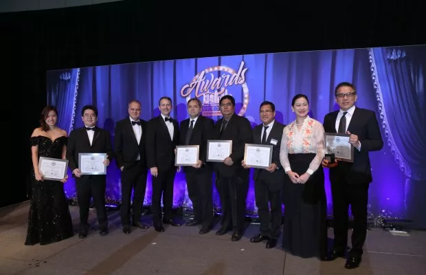 Representatives from various dealers holding prizes at GMI Grandmasters