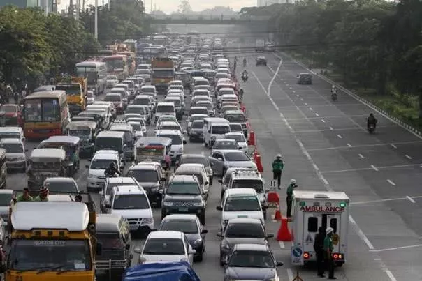 Many cars packed on one lane of an avenue